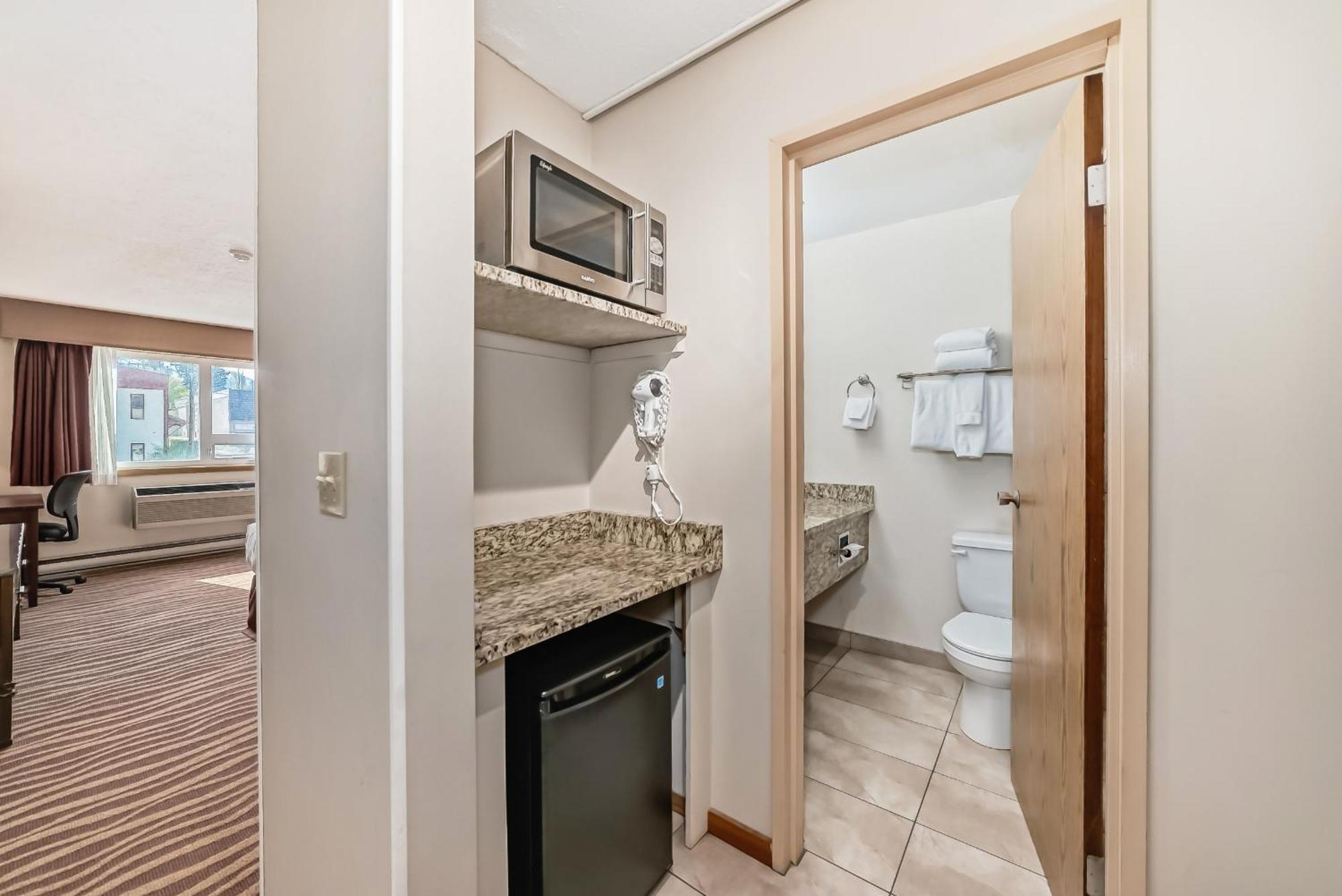 Invermere Inn & Suites 외부 사진