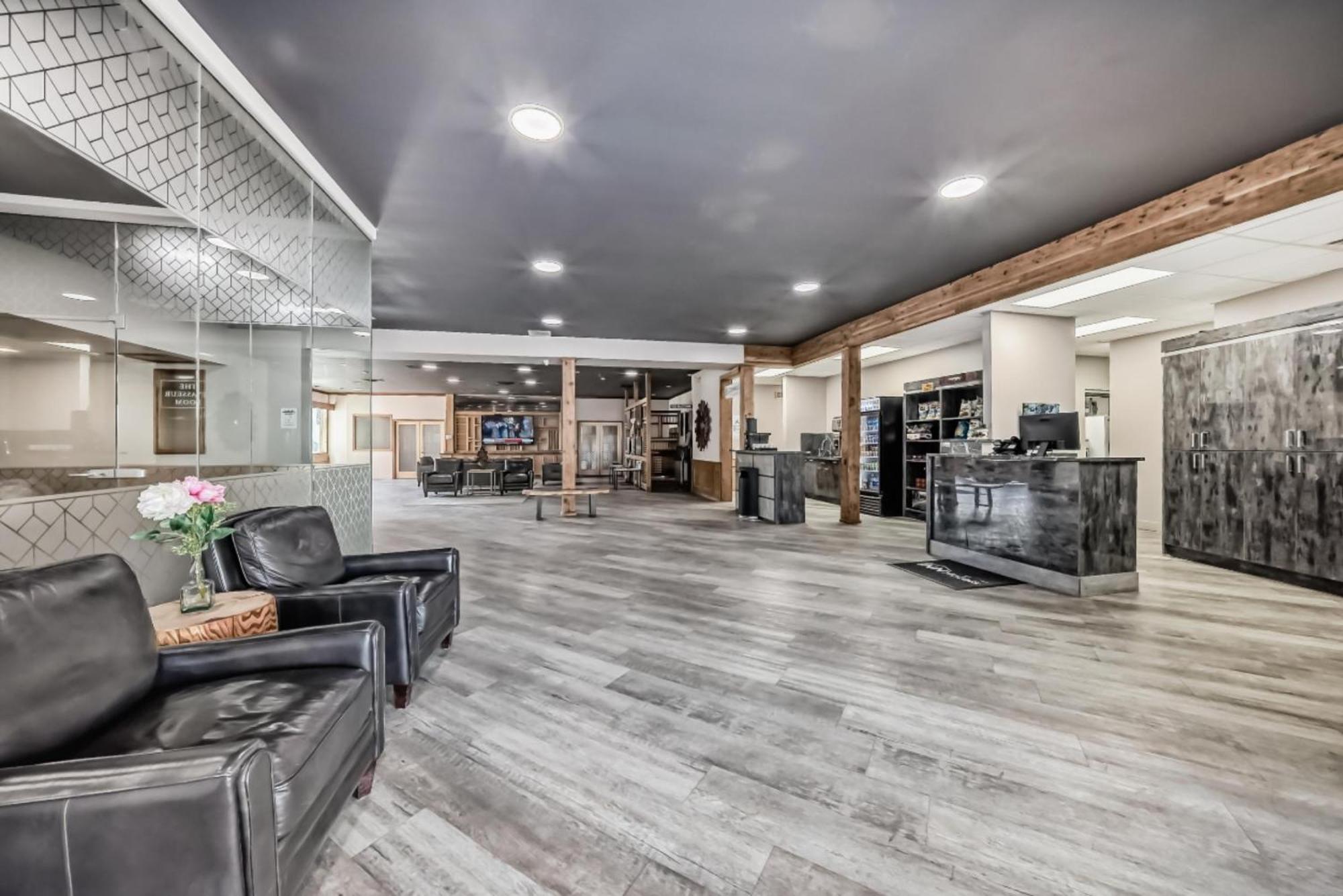 Invermere Inn & Suites 외부 사진